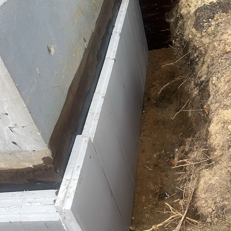 sanierungsfahrplan-isfp-17 Vorbereitung der Perimeterdämmung an der Kellerwand zur Vermeidung von Wärmebrücken bei der Sanierung.