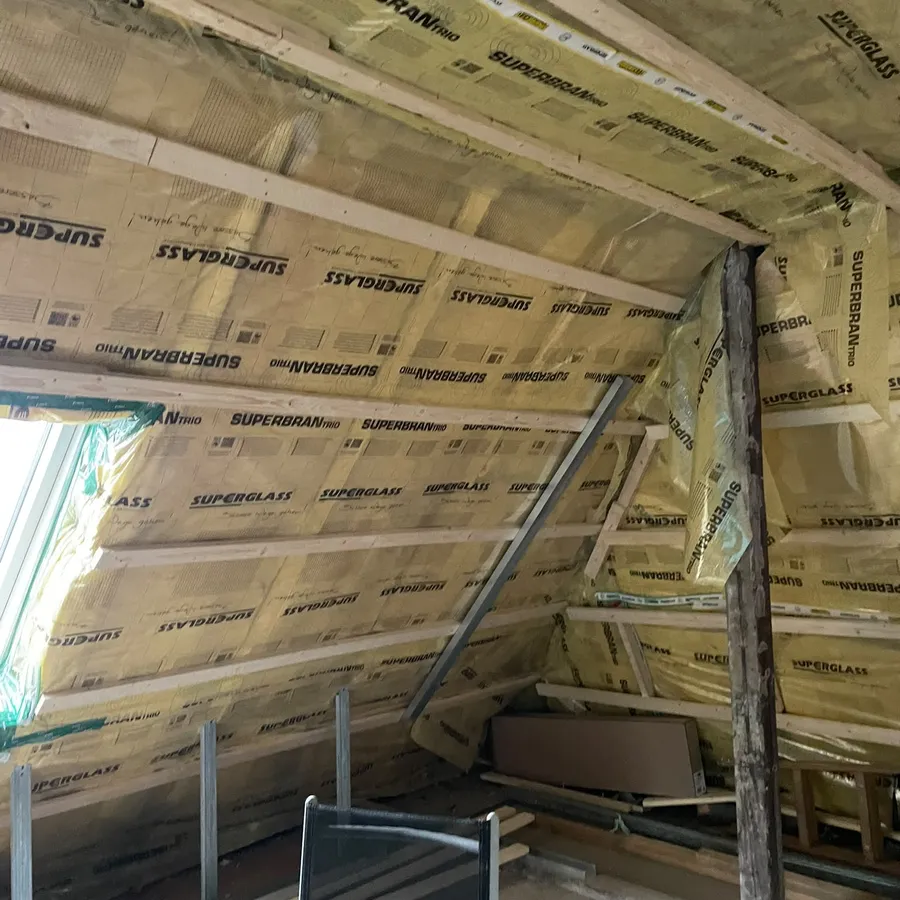 sanierungsfahrplan-isfp-18 Effiziente Dachbodendämmung im Altbau zur Reduzierung von Wärmeverlusten und Heizkosten.