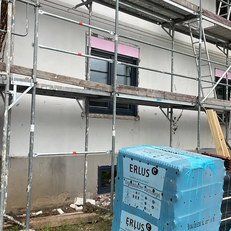 sanierungsfahrplan-isfp-30 Vorbereitung der Perimeterdämmung an der Kellerwand zur Vermeidung von Wärmebrücken bei der Sanierung.