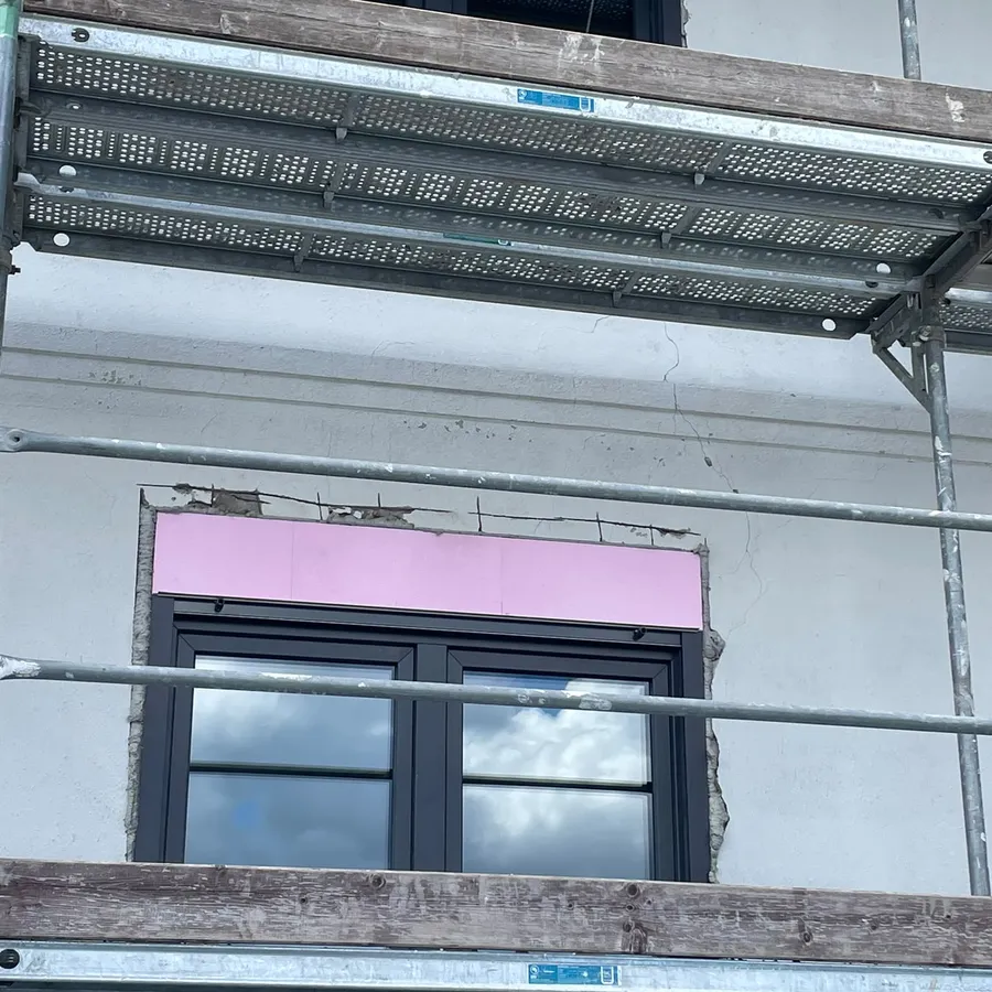 sanierungsfahrplan-isfp-35 Vorbereitung der Perimeterdämmung an der Kellerwand zur Vermeidung von Wärmebrücken bei der Sanierung.