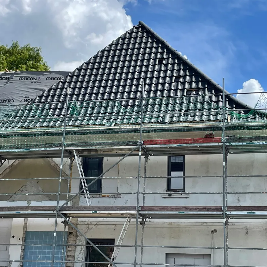 sanierungsfahrplan-isfp-40 Vorbereitung der Perimeterdämmung an der Kellerwand zur Vermeidung von Wärmebrücken bei der Sanierung.