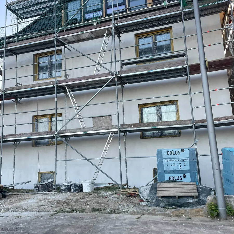 sanierungsfahrplan-isfp-90 Einrüstung des Wohnhauses für die anstehende Fassadendämmung und energetische Sanierung.
