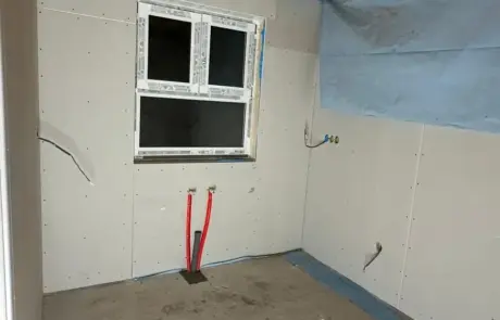 sanierungsfahrplan-isfp-spandau-berlin-025 Innendämmung der Außenwände und fachgerechte Fenstermontage im Altbau während der energetischen Baubegleitung.