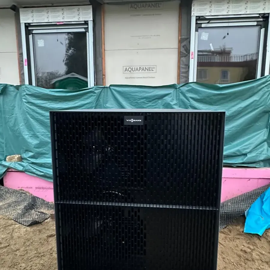 Vorbereitung der Kellerdecken- und Perimeterdämmung zur Vermeidung von Wärmebrücken bei der Sanierung in Berlin.