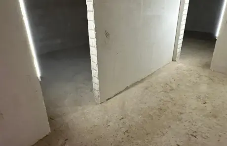 Innendämmung der Außenwände und fachgerechte Fenstermontage im Altbau während der energetischen Baubegleitung.