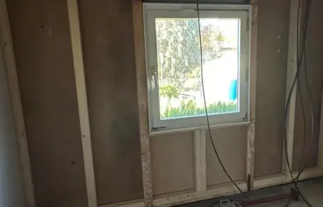 Innendämmung der Außenwände und fachgerechte Fenstermontage im Altbau während der energetischen Baubegleitung.