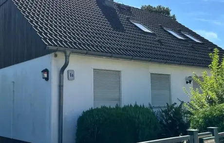 Professionelle Fassadendämmung und Einrüstung am Wohngebäude in Spandau zur Steigerung der Energieeffizienz.