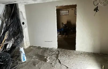 sanierungsfahrplan-isfp-spandau-berlin-50 Innendämmung der Außenwände und fachgerechte Fenstermontage im Altbau während der energetischen Baubegleitung.