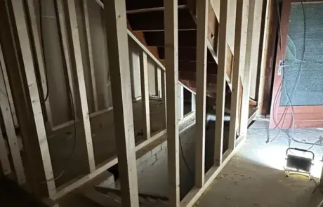 sanierungsfahrplan-isfp-spandau-berlin-60 Innendämmung der Außenwände und fachgerechte Fenstermontage im Altbau während der energetischen Baubegleitung.